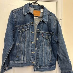 NWOT Levi’s denim trucker jean jacket